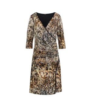 Deze faux wrap jurk met print is gemaakt van stretch jersey stof, viscose-elastaan. Het heeft ¾ mouwen en een zwarte bies bij de halslijn. Het heeft dubbele stof aan de voorkant en is links in de taille licht gerimpeld. De jurk is gevoerd met stretchstof aan de achterkant. Lengte voor maat 38: 101cm.
