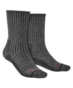 Bridgedale - Men's Comfort Merino Wool Boot SocksWenn Sie gerne wandern und in der freien Natur unterwegs sind, dann brauchen Sie eine stiefellange Socke für Tageswanderer und Trekker, die das ganze Jahr über unterwegs sind. Die Hike Mid Weight Comfort bietet ganztägigen Schutz mit hautnahem Komfort. Die Merino Comfort Fusion Technology sorgt für eine weiche, schnell trocknende und strapazierfähige Socke, die sich eng an Ihren Fuß anschmiegt. Merinowolle ist bekannt dafür, dass sie zu den weichsten Materialien gehört, die es gibt, und garantiert maximalen Komfort. Das gerippte Super-Stretch-Bündchen sorgt für eine lockere, nicht einschränkende Passform um die Wade, so dass die Socke nach oben oder unten getragen werden kann. Die flache Zehennaht minimiert die Masse, die zu Irritationen im Zehenbereich führen könnte, und die Socke wird mit einem elastischen Fußgewölbe und einer 3D-förmigen Fersenkappe sicher an ihrem Platz gehalten. Die Socken bestehen aus 50% Coolmax / Polyester, 27% Merinowolle, 22% Nylon, 1% Lycra® / Elastan und sind in 3 verschiedenen Farben erhältlich: Steingrau, Marineblau und Holzkohle. Sie sind in 3 Größen erhältlich: Medium (3-4,5 UK), Large (5-6,5 UK), X-Large (7-8,5 UK) und sind in der Maschine waschbar.Weitere ProduktdetailsBridgedale Herren StiefelsockenKomfortable PassformMerinowolleSuper Stretch RippenbündchenFlache ZehennähteGroßartig für WanderungenFeuchtigkeitsregulierung3 Farben: Stone, Navy & CharcoalAusgereiftes PolstersystemGanztägiger KomfortElastischer Fußrücken3 Größen verfügbarMaschinenwaschbar