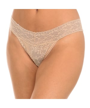 Braguita Calvin Klein.
Color Marrón
Tejido de encaje transparente.
Cinturilla elástica, con detalle de encaje.
Etiqueta de tela con el nombre de la marca, en la parte trasera.
Forro interior.
Costura vistas a tono.

Composición:  84% Nylon - 16% Elastan

Instrucciones de lavado:
- Lavar máximo a 40ºC.
- Planchar a media temperatura, máx. 110ºC.
- No permite usar secadora.
