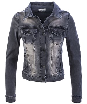 Angeboten wird eine klassische Damen Jeansjacke der Trendmarke "Rock Creek". Die Jeansjacke überzeugt mit einem geraden Schnitt, zwei Brusttaschen und einem spitzen Kragen. Diese Damen Jacken wirken besonders lässig und sind die optimalen Begleiter für entspannte Casual-Looks. Dazu können Sie eine passende Jeans und ein weißes Basic-T-Shirt tragen. Sportive Sneaker runden den Look gekonnt ab.
