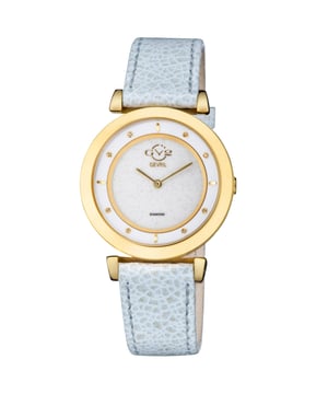 Als Mode- und Finanzzentrum Italiens ist die Lombardei der Schoß des Luxus, und die GV2 Women's Lombardy Swiss Diamond Watch Collection ist ein aufstrebendes Designelement mit einem treffenden Namen.

Jede monochrom gefärbte Uhr verkörpert den Geist der dramatischen Landschaft, der Kunst, der Kultur und vor allem der Opulenz. Von der Mailänder Modeszene bis hin zu den atemberaubenden Aussichten des Comer Sees - Raffinesse im Überfluss. In satten, begehrenswerten Juwelentönen, alpinem Weiß oder üppigem Jet Black bringt jedes Stück der Lombardei ein Funkeln in die Augen.

Edelstahl und Diamanten zieren diese 36 mm großen, runden, einfarbigen Schmuckstücke mit einem glitzernden, mit 8 Diamanten besetzten Zifferblatt und einem funkelnden italienischen Lederband. Alles, was glänzt, ist italienischer Luxus mit einem Schweizer Qualitätsuhrwerk.

Modisch, zart, weich und strahlend: Die Lombardei ist ein echter Hingucker. Verblüffen. Glänzen. Schimmern. Lombardy.GV2 14401 Lombardy Schweizer Diamantuhr für Damen

GV2 Schweizer Quarzuhr für Damen aus der Lombardy Kollektion
36 mm hellgoldenes Edelstahlgehäuse. Weißes Glitzer-Zifferblatt
8 Diamanten auf dem Zifferblatt, verdeckte Krone bei 3 Uhr
Echtes weißes Lederband mit Dornschließe
Antireflektierendes Saphirglas
Wasserdicht bis 50 Meter/5ATM
Schweizer Quarz-Uhrwerk Ronda 762