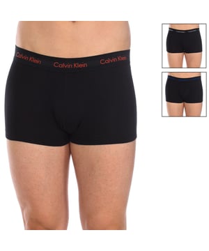 Pack-3 Bóxer Calvin Klein.
Color Negro
Cinturillas de goma elástica con el nombre de la firma bordado consecutivamente.
Tejido cómodo y transpirable.
Frontal anatómico, con capacidad de sujetar sin apretar.
Corte del bajo con acabado acanalado. 
Costuras vistas a tono.

Composición:  95% Algodón, 5% Elastano

 Instrucciones de lavado:
-Lavar a temperatura máx. 40ºC.
-No usar lejía.
-Admite lavado en seco.
-Permite utilizar secadora.
-Planchar a temperatura máx. 130ºC.