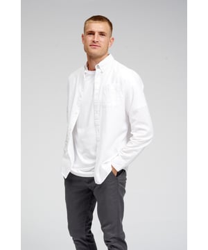 Hier ist eine schöne Bluse von TeeShoppen. Sie kommt in einem schönen Material. Mit dem tollen Design, haben Sie eine Bluse, die das ganze Jahr über für verschiedene Anlässe getragen werden kann. Sie sehen hier The Original Performance Oxford Shirt in weiß. Weiß kommt nie aus der Mode, denn es ist eine stilvolle und zeitlose Farbe. Sie kann auch mit allen anderen Farben kombiniert werden. Weiß kann zu jedem Anlass getragen werden, sei es im Alltag oder auf einer Party, und ist daher für viele die naheliegende Wahl.

Das Original Performance Oxford Shirt kann in 6 verschiedenen Größen ausgewählt werden. Siehe und wählen Sie die Größe unter "Größe". Die Größen sind für Männer angepasst.

Über TeeShoppen: Preis und Qualität müssen nicht immer das Gleiche sein, und das wollen wir mit unseren Produkten von TeeShoppen unterstreichen. Unser Sortiment besteht aus verschiedenen coolen Basisartikeln, die in jeden Kleiderschrank passen. Und es ist nicht langweilig, nur weil es Basic ist. Die Kleidungsstücke sind aus luxuriösen Materialien gefertigt, die angenehm zu tragen sind und für jede Gelegenheit gestylt werden können. Möchten Sie einen zeitlosen Anbieter von Mode für Männer und Frauen? Dann sind Sie bei TeeShoppen an der richtigen Adresse. Wir sind Spezialisten für den Verkauf von Basiskleidung. Sie zahlen nicht für teure Marken und Kosten, sondern nur für Qualität und Service. Und natürlich erweitern wir unser Sortiment ständig im Einklang mit der Mode, so dass Sie bei uns immer eine moderne Basic-Kleidung finden.