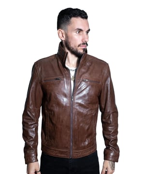 Esta chaqueta está diseñada con nuestra clásica silueta de motociclista y cuenta con un cuello alto completo que se puede cerrar con cremallera para mayor calidez o dejar abierto para replicar un estilo de camisa para looks más informales. Fabricada con nuestro cuero napa de grano completo de primera calidad, esta chaqueta tiene un tacto ultra suave y de calidad, ayudado por el forro de chaqueta de primera calidad que presenta detalles de punto acanalado en el cuello para mayor comodidad. Dos bolsillos ocultos en la cintura ayudan a proporcionar una estética limpia, con otros dos bolsillos con cremallera en el pecho en el estilo tradicional de motociclista. Esta chaqueta se presenta en tres de nuestros colores más icónicos, lo que la convierte en tres excelentes alternativas para combinar con una variedad de atuendos. • 100% cuero napa ultra suave de primera calidad. • Bolsillos ocultos en la cintura • Bolsillos con cremallera en el pecho • Cremallera YKK de longitud completa en la parte delantera • Disponible en tostado, marrón y negro