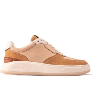 Qué zapatilla tan fabulosa: la zapatilla Crossover estilo cancha de Cole Haan tiene una parte superior de cuero superior combinada con el distintivo. Suela deportiva Grand 360. El sistema de cordones ciegos y el ajuste ligero garantizan una pisada firme. mientras que el diseño de inspiración retro y la plantilla de EVA acolchada permiten una mayor flexibilidad. una marcha más suave y una apariencia elegante. La comodidad durante todo el día nunca ha tenido mejor aspecto.