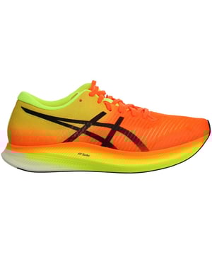 Las zapatillas de running ASICS MetaSpeed Edge para hombre representan la vanguardia de la tecnología en calzado para correr, diseñadas para ofrecer a los corredores de élite una ventaja competitiva en su búsqueda de velocidad y rendimiento. Estas zapatillas están diseñadas para proporcionar velocidad, eficiencia y capacidad de respuesta excepcionales, lo que las convierte en ideales para los atletas que buscan alcanzar su máximo rendimiento.

Características clave:

Tecnología Guidesole: La característica más distintiva de la MetaSpeed Edge es la innovadora tecnología Guidesole. Esta tecnología incorpora un diseño de suela rocker que favorece una transición rápida y eficiente del talón a la punta. Esto promueve la propulsión hacia adelante y reduce la carga en tus músculos de la pantorrilla, permitiéndote mantener la velocidad y eficiencia durante largas distancias.

Tecnología FlyteFoam: La media suela incorpora la tecnología FlyteFoam de ASICS, reconocida por su amortiguación ligera y capacidad de respuesta. Proporciona una experiencia suave pero de apoyo, asegurando comodidad durante carreras intensas.

Tecnología MetaRide: La tecnología MetaRide complementa el Guidesole al optimizar la curvatura y la forma de la suela del zapato. Esta combinación mejora la eficiencia al correr y reduce la pérdida de energía, contribuyendo a una zancada más suave.

Parte superior transpirable: La parte superior de malla técnica está diseñada para la transpirabilidad y la regulación de la temperatura durante carreras a alta velocidad. Ayuda a mantener tus pies frescos y cómodos.

Suela exterior de goma AHAR: La suela está construida con goma de alta abrasión ASICS (AHAR) para durabilidad y tracción confiable durante carreras rápidas.

Diseño ligero: La MetaSpeed Edge está diseñada para ser increíblemente ligera, reduciendo el peso total sobre tus pies y potencialmente mejorando la velocidad al correr.

Cierre con cordones: El cierre tradicional con cordones permite un ajuste seguro y personalizable, asegurando que tus pies estén bien apoyados y estables durante carreras a alta velocidad.