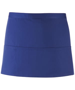 Korte stijl bar schort. 3 open zakken. Grootte: One Size Dimensions Breedte 60cm. Daling 33cm. Stof 65% Polyester 35% Twill katoen. Gewicht 195gsm.