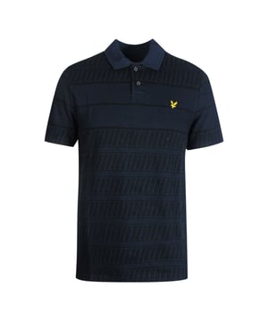 Polo azul Lyle & Scott, logotipo de la marca bordado en el pecho izquierdo, polo texturizado, color azul, polo liso, cierre de botones, terminaciones de mangas elasticas, 100 % algodon, polo azul