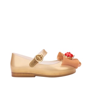 Give your mini the royal treatment with the Sweet Love + Snow White, a timeless silhouette that is an absolute success among little ones. The classic ballet flat now comes with prints on the insole featuring the iconic Disney princess, and an apple on top of the upper that makes it one-of-a-kind. Perfect to create magical moments with your little one.