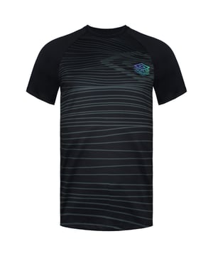 La camiseta Umbro Pro Training Men es una pieza de desgaste atlética de alto rendimiento y versátil diseñada para mejorar sus sesiones de entrenamiento. Esta camiseta combina la funcionalidad, la comodidad y el estilo para apoyarlo para alcanzar sus objetivos de acondicionamiento físico.

Hecho a partir de materiales de alta calidad, esta camiseta ofrece una sensación suave y cómoda contra la piel. La tela es liviana, transpirable y que absorbe la humedad, lo que permite un flujo de aire óptimo y lo mantiene fresco y seco durante los entrenamientos intensos.

La camiseta presenta un diseño elegante y minimalista, por lo que es una opción versátil para diversas actividades de capacitación. Está diseñado con un ajuste regular, que proporciona un rango de movimiento cómodo y sin restricciones.

Con su cuello de tripulación y mangas cortas, esta camiseta ofrece un aspecto clásico y atemporal. El diseño simple permite una fácil captura o uso por sí solo, mientras que el logotipo de Umbro se muestra sutilmente en el cofre representa el compromiso de la marca con la calidad y el rendimiento.

La camiseta de Men Training Men es adecuada para una variedad de actividades de entrenamiento, desde entrenamientos cardiovasculares hasta sesiones de levantamiento de pesas. Sus propiedades livianas y de absorción de la humedad aseguran que pueda concentrarse en su rendimiento sin distracciones.