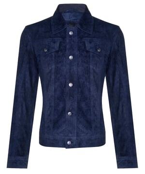 Maak kennis met het toonbeeld van een stoere en toch verfijnde stijl: het geitensuède denim jeansjack. Dit unieke jasje combineert de duurzaamheid van denim met de luxueuze textuur van geitensuède, wat resulteert in een opvallend en veelzijdig stuk. Met een puntige kraag en klepzakken op de borst straalt het een klassieke en tijdloze uitstraling uit. De jas heeft ook twee extra zakken op de voering voor handige opbergmogelijkheden. Verkrijgbaar in drie boeiende kleuren en biedt een scala aan opties voor verschillende smaken. Deze jas is vakkundig vervaardigd en ontworpen en combineert moeiteloos comfort, duurzaamheid en een modieuze stijl. Of je het nu casual of gekleed draagt, het geitensuède denim jeansjack van suède maakt zeker een statement, waar je ook gaat. • Puntige kraag voor een klassieke en veelzijdige look • Klepzakken op de borst voor extra stijl en functionaliteit • Twee zakken op de voering voor handig opbergen • Verkrijgbaar in drie boeiende kleuren om aan individuele voorkeuren te voldoen.