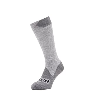 Ideal para usar en cualquier condición climática, estos Calcetines Medios Impermeables para Todo Clima cuentan con una sensación suave y lujosa, con una construcción de tres capas que ofrece calor confiable con un acabado impermeable. - Impermeable - Construcción de tres capas para calor, durabilidad e impermeabilidad - Comodidad - Forro de lana Merino para control de humedad, aislamiento y comodidad - Soporte - Elasticidad zonal para mayor soporte - Ajuste ceñido - Diferente elasticidad en cuatro direcciones para comodidad y ajuste - Comodidad - Costuras de los dedos planas que previenen rozaduras - Comodidad en la plantilla - Un acolchado adicional en la plantilla reduce la presión y absorbe impactos.