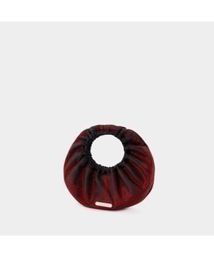 Un asa. Doble asa de transporte. Material: SATINADO CON DISTRESS PR. Forro: 100% poliéster. Colores: NEGRO - NEGRO/CEREZA QUEMADA. SATÉN C/ DISTRESS PR. Width: 5. Height: 21. Length: 23.