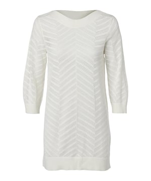 Deze comfortabele tuniek is een geliefd kledingstuk en wordt gekenmerkt door een gebreid ajourpatroon. Het ontwerp, gehuld in een zomerse witte tint, geeft de katoenen tuniek een moderne en tijdloze uitstraling. De ajour tuniek is voorzien van zachte ribboorden langs de halslijn, de mouwen en aan de onderkant van de zoom. Dit unieke item is geschikt voor zowel de lente als warme zomerdagen. Met lange mouwen draagt de ajour tuniek soepel en is hij eenvoudig te combineren met andere items uit de nieuwe collectie van Mart Visser. Dankzij de katoenblend voelt de stof licht aan, wat in combinatie met het grafische ajourpatroon zorgt voor een verfijnd ontwerp. De tuniek behoudt langdurig zijn mooie pasvorm dankzij een vleugje stretch. Draag de lange ajour tuniek Birgit met de witte Manou broek voor een fantastische, casual uitstraling. Of kies voor een chique look door de dames tuniek te combineren met de witte Zora blazer. Deze stijlvolle, opengewerkte tuniek van Mart Visser is eindeloos te combineren!