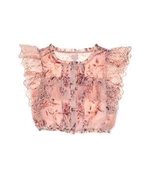 This girl's T-shirt features a romantic and charming style, with a delicate floral design throughout the fabric.

 Lace ruffles on the shoulders add volume and texture, creating a striking, feminine silhouette.

 The front closure with small buttons adds a classic and detailed touch, while the elasticated bottom ensures a comfortable and flattering fit for little ones.

 This top is perfect for pairing with other casual outfits, offering a mix of vintage and modern style in one garment.
 Composition: Exterior: 100% Cotton; Interior: 100% Cotton; Embroidery: 100% Polyester
 Care:
- Machine wash cold.
 - Use similar colors in the wash.
 - Avoid the use of bleaches.
 - Dry at low temperature in the dryer.
 - Iron at low temperature.
 - Do not dry clean.