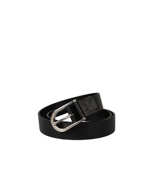 Este elegante cinturón, que seguramente añadirá estilo a cualquier conjunto, cuenta con una elegante hebilla plateada con pin, que no sólo facilita el ajuste, sino que también le da elegancia.

En la hebilla plateada, que es no sólo funcional, sino también decorativa, se encuentra el distintivo logotipo de la marca, que demuestra la originalidad y la alta calidad del producto.

El carácter excepcional de este cinturón se destaca por su cuero texturizado, que no sólo se ve atractivo, sino que también es resistente y duradero para un uso diario.

El nombre de la marca, estampado discretamente pero elegantemente en el lado interno del cinturón, demuestra la atención al detalle y el prestigio que conlleva poseer este accesorio.

Con 5 agujeros para abrochar, este cinturón ofrece un ajuste cómodo del tamaño, lo que permite adaptarse perfectamente a la silueta y garantizar comodidad al llevarlo puesto.

Este cinturón ha sido fabricado con cuero natural de alta calidad, que garantiza no sólo resistencia y durabilidad en el uso, sino también una suavidad y comodidad sin igual.