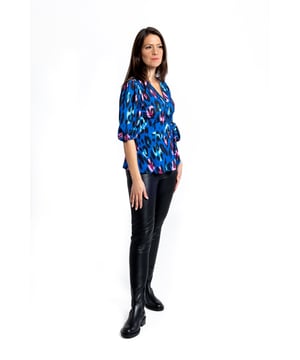 Este elegante y a la moda top envolvente hará una declaración. El escote pronunciado y las mangas de globo elásticas trabajan juntas para crear una silueta ultrafemenina. Este top favorecedor te llevará del día a la noche y se convertirá en tu nuevo favorito.

95% Poliéster, 5% Elastano
Forro: 100% Poliéster

Lavado a máquina a 40°