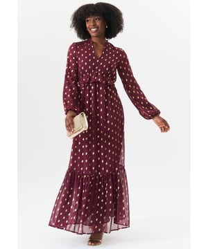 Transformeer je garderobe met onze prachtige Foil Print Ruffle Midi Dress. De luxe folieprint voegt een vleugje glamour toe aan deze elegante midi-jurk, terwijl de ruches een speels en vrouwelijk accent geven. Deze jurk is perfect voor elke gelegenheid en geeft je een zelfverzekerd en modieus gevoel.