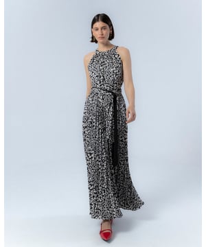 El vestido en blanco y negro Paula es la elección perfecta para destacar. Este vestido blanco y negro resalta por su elegante y atemporal estampado, una combinación que nunca falla. 
 
 
 
 Vestido largo.
 
 Cuello halter con botones.
 
 Escote en espalda en pico con cierre de cremallera.
 
 Corte en cintura.
 
 Falda plisada.
 
 Cinturón ajustable con lazadas, confeccionado una cara en mismo tejido y cara interna con tejido color negro.
 
 Tejido estampado blanco y negro con detalles de foil dorado.