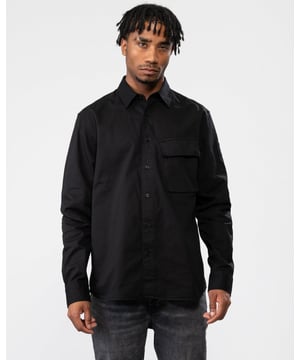 A go-to smart casual style, the Scale Shirt is crafted from a structured cotton twill and garment-dyed for a rich, saturated colour.Garment-dyed cotton twillLong sleeve shirtPoint collarAdjustable buttoned cuffCentre front button fasteningSignature tilted flap pocketBelstaff Phoenix patch on sleeve100% CottonProduct ref: 104537BLACK
&nbsp;