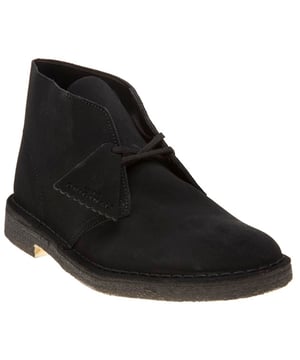 voor het eerst geïntroduceerd in de jaren 1970, hebben de desert trek schoenen van Clarks een contrasterend accent op de hiel en een centrale naad. Gemaakt van hoogwaardige materialen, hebben ze een vetersluiting en een kenmerkende contrast crepe zool.