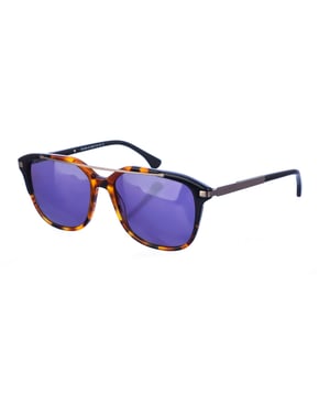 Gafas de sol Armand Basi con montura de acetato.
 Color Habana-negro
 Forma rectangular.
 Lentes de color Marrón
Detalle metalico en la parte superior de la montura.
 Patillas metalicas y acabado en acetato.
  Nombre de la marca grabado en la lente.
 100% Protección UV. 
 Incluye una funda de tela de protección.
Cristales antireflejo.
Los colores reales del producto pueden variar ligeramente con respecto a los colores que muestra su monitor.
 
 Medidas  Ancho lente: 56 mm. Puente: 17 mm. Patillas: 145 mm.
 
 Limpiar las gafas con agua y jabón (neutro).
 - No utilice paños sucios o abrasivos, que puedan alterar las características de los filtros.
 - Utilice solo accesorios y repuestos originales.