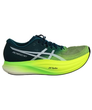 De Asics MetaSpeed+ Heren Gele Trainers zijn hoogwaardige hardloopschoenen die zijn ontworpen voor snelheid en efficiëntie. Hier zijn de belangrijkste kenmerken en details die vaak worden geassocieerd met deze geavanceerde hardlooptrainers:

 MetaSpeed Technologie:  Deze sportschoenen zijn uitgerust met de geavanceerde MetaSpeed-technologie van Asics, die is ontworpen om de snelheid en energie-efficiëntie van hardlopers te maximaliseren. Het is ontworpen om atleten te helpen hun topprestaties te bereiken.

 Gele kleur: De trainers worden geleverd in een opvallende gele kleur, die niet alleen een stijlvol element toevoegt, maar ook de zichtbaarheid tijdens het hardlopen verbetert.

 Koolstofplaat:  Deze sportschoenen zijn waarschijnlijk voorzien van een carbonplaat in de tussenzool. De carbonplaat is ontworpen om stabiliteit en stuwkracht te bieden, zodat hardlopers hun tempo kunnen vasthouden en hun energie-efficiëntie kunnen verbeteren.

 Hoge stapelhoogte:  De trainers hebben vaak een hoge stapelhoogte, met voldoende demping om de voeten te beschermen en comfort te bieden tijdens langeafstandslopen.

 Ademend bovenwerk:  Het bovenwerk van de sportschoenen is meestal gemaakt van lichtgewicht en ademend materiaal, voor goede ventilatie en vochtregulatie om de voeten droog te houden.

 Vetersluiting: Deze sportschoenen hebben meestal een traditionele vetersluiting, voor een veilige en aanpasbare pasvorm.

 Hielteller:  In het ontwerp is vaak een stevige hielcontreur verwerkt voor extra steun en stabiliteit bij de hiel.

 Responsieve tussenzool:  De tussenzool is ontworpen om responsieve demping te bieden, waardoor de impact wordt geabsorbeerd en energie wordt teruggegeven aan de loper.

 Buitenzool grip:  De sportschoenen hebben een buitenzool met strategische tractiepatronen voor een stevige grip op verschillende oppervlakken, wat bijdraagt aan stabiliteit en controle tijdens het hardlopen.

 Gewatteerde kraag en tong:  Veel hardloopschoenen hebben een gewatteerde kraag en tong voor extra comfort en om schuren te voorkomen.

 Asics-merk:  Je kunt het Asics-logo prominent op de sportschoenen verwachten, wat de toewijding van het merk aan kwaliteit en prestaties weerspiegelt.

De Asics MetaSpeed+ Heren Gele Trainers zijn ontworpen voor snelheid en prestaties, waardoor ze een uitstekende keuze zijn voor wedstrijdlopers en individuen die hun loopefficiëntie willen verbeteren. Om specifieke stijlen, maten en beschikbare variaties te vinden, kun je de officiële website van Asics bezoeken, de selectie in de winkel bekijken of bij erkende Asics-winkeliers langsgaan.