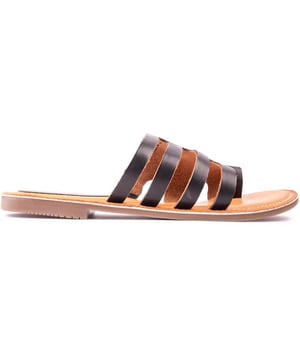 La sandalia Solesister Jacki Flat es una hermosa pala negra con un toque alegre. Las 3 correas de cuero auténtico abrazan cómodamente tu pie. la puntera proporciona un ajuste cómodo y la plantilla acolchada y la suela flexible añaden comodidad adicional. haciendo de estos zapatos un complemento perfecto para tu guardarropa de verano.