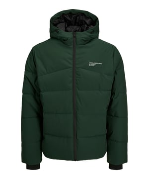 Dit gewatteerde jack van Jack & Jones is een warm en isolerend jack dat perfect is voor de koude wintermaanden. Het is gemaakt van hoogwaardige materialen en biedt een hoog draagcomfort. De normale pasvorm zorgt voor een comfortabele pasvorm. Een doorlopende ritssluiting maakt het aan- en uittrekken gemakkelijk. De jas heeft een casual capuchon met elastisch trekkoord, zijzakken met ritssluiting en stormmanchetten. De stormmanchetten beschermen tegen kou en wind. Een lichtgewicht stof zorgt voor ademend vermogen. Het jack is verkrijgbaar in verschillende kleuren en maten en kan op allerlei manieren worden gecombineerd. Dit gewatteerde jack van Jack & Jones is een warm en isolerend jack voor elke man.