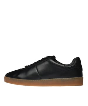 Dieser Retro-Sneaker in SchwarzÂ bietet eine hervorragende Mischung aus Nappa- und Nubuk-Leder, das fÃr seine Robustheit und Langlebigkeit bekannt ist. Der Schuh verfÃgt Ãber eine Retro-Cupsohle und ein WechselfuÃŸbett mit Memory-Schaum fÃr ultimativen Komfort und Halt. Die rutschfeste Retro-Laufsohle aus Gummi sorgt fÃr zusÃtzliche Sicherheit auf unterschiedlichen OberflÃchen. Erlebe die perfekte Kombination aus Stil und Funktion.