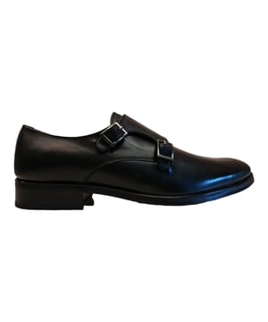 Zapato oxford de caballero con detalles de costuras en la zona alta del empeine con de doble hebilla. Cuenta con una cómoda suela y una planta antideslizante.