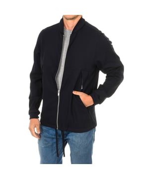 Chaqueta.
Color Azul marino
Manga larga.
Cierre de cremallera en parte delantera.
Cordón ajustable en parte inferior.
Dos bolsillos en parte delantera.
Costuras vistas a tono.

Composición:
100% Poliester.

Instrucciones de lavado:
- Lavar máximo a 30ºC.
-No planchar.
- No permite usar secadora.
- No usar lejía.
- No admite el  lavado en seco.