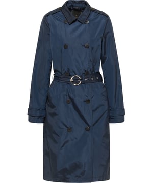 Der Trenchcoat ist längst nicht mehr aus der Modewelt wegzudenken. Ganz im Stil des Originals ist so auch dieser Übergangsmantel von DreiMaster Klassik gehalten. Typisch sind die doppelte Knopfreihe und der spitz zulaufende Klappkragen, der aufgestellt oder mit verdeckten Druckknöpfen fixiert werden kann. Ganz nach historischem Vorbild, ergänzen der Gürtel und der mittellange Schnitt das Gesamtbild. Einen Hauch Moderne bringt das edle, gestickte Ton-in-Ton DreiMaster Klassik-Label am linken Ärmel ein. Elegante Femininität zaubert der leicht taillierte Schnitt. Ein zusätzlicher Druckkopf am Saum, sorgt zudem für Schutz vor Wind.  Der zeitlose Klassiker ergänzt Ihren Look jederzeit zu klassischen Jeans wie auch zu den Stoffhosen der Saison.  Trenchcoat