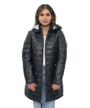 Presentamos nuestra parka de cuero con capucha para mujer, una combinación perfecta de estilo y funcionalidad. Fabricada con atención al detalle, esta chaqueta está diseñada para mantenerte abrigada y cómoda durante las estaciones más frías. La capucha desmontable proporciona versatilidad, lo que te permite adaptarte a las condiciones climáticas cambiantes. Las cremalleras YKK garantizan un cierre suave y confiable, mientras que el acolchado aislante agrega una capa adicional de calidez. El efecto acolchado en todo el abrigo agrega un toque elegante y realza su atractivo visual. El cuello alto proporciona protección adicional contra los vientos fríos, mientras que los dos bolsillos verticales para calentar las manos en la cintura ofrecen comodidad y opciones de almacenamiento. • Capucha desmontable para opciones de estilo versátiles • Cremalleras YKK para un cierre confiable y suave • Acolchado aislante para mayor calidez • Efecto acolchado en todo el abrigo para mayor estilo • Cuello alto para mayor protección contra los elementos • Dos bolsillos verticales para calentar las manos en la cintura para mayor comodidad y almacenamiento.