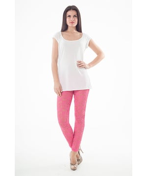 Staye einen Schritt voraus und setze ein Statement in dieser Saison mit diesen niedlichen Spitzen-Leggings. Hergestellt aus einem weichen, dehnbaren Stoff für die perfekte Passform. Für einen klassischen, femininen Look, trage sie mit einem ausgestellten Kleid und Pumps. Elastischer Bund. Das gezeigte Modell ist 178 cm groß und trägt Größe S/36.