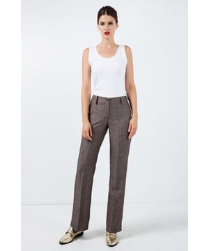 Pantalón largo en tejido 100% lino. 2 bolsillos de parche en la parte trasera. Trabillas en la cintura. Cremallera oculta delante con botón metálico decorativo. Nuestra modelo mide 178 cm y lleva la talla 36. Medidas de la talla 38 (en cm): Largo del cuerpo-103; Cintura-39; Dobladillo-49. La prenda es de corte holgado.
