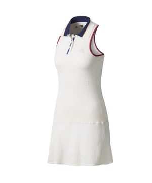 En medio de la vestimenta completamente blanca que inunda la cancha central, incluso un pequeño toque de color puede ser un acto de rebeldía. Co-creado con Pharrell Williams, este vestido hace una declaración con un cuello y sisas con puntas de color. Una innovadora construcción de punto y recortes en la espalda añaden un giro futurista a un look retro.