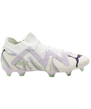 Die Puma Future Ultimate Brilliance Damen-Fußballschuhe in Off-White wurden sorgfältig gefertigt, um Fußballerinnen auf dem Platz erstklassige Leistung und Stil zu bieten. Diese Schuhe sind mit modernster Technologie ausgestattet und auf Geschwindigkeit, Agilität und Kontrolle ausgelegt – für den entscheidenden Vorteil gegenüber Ihren Gegnerinnen. Hauptmerkmale: DynamicFit-Obermaterial: Die Future Ultimate Brilliance Schuhe verfügen über ein DynamicFit-Obermaterial, das außergewöhnlichen Halt und Stabilität bietet. Dies gewährleistet präzise Reaktionsfähigkeit und Agilität bei schnellen Bewegungen auf dem Spielfeld und gibt Ihnen das Selbstvertrauen, jede Herausforderung anzunehmen. GripControl-Technologie: Die in das Obermaterial integrierte GripControl-Technologie von Puma verbessert Ballhandling und -kontrolle bei jedem Wetter. Ob nass oder trocken, diese Schuhe bieten zuverlässigen Grip und Kontrolle und ermöglichen Ihnen präzise Pässe, Dribblings und Schüsse mit Selbstvertrauen. FG/AG-Außensohle: Die FG/AG-Außensohle bietet Traktion und Stabilität sowohl auf hartem Boden als auch auf Kunstrasen. Strategisch platzierte Stollen und Rillen sorgen für optimalen Grip und Manövrierfähigkeit, sodass Sie sich nahtlos an unterschiedliche Platzbedingungen anpassen können. Zusammenfassend lässt sich sagen, dass die Puma Future Ultimate Brilliance Damen-Fußballschuhe in Off-White fortschrittliche Technologie mit elegantem Design vereinen und Fußballerinnen so Spitzenleistung bieten. Erleben Sie unvergleichliche Geschwindigkeit, Agilität und Kontrolle bei jedem Schritt und dominieren Sie die Konkurrenz mit Selbstvertrauen und Stil.