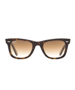 Gafas de sol Ray-Ban que presentan el icónico diseño estilo Wayfarer con un toque moderno y elegante.

La montura es de acetato, lo que les aporta un estilo clásico y durabilidad. 

Las lentes brindan protección UV 100% y un aspecto sofisticado que permite una visión clara en la parte inferior mientras protege de la luz intensa en la parte superior. 

El logotipo de Ray-Ban está grabado en una de las lentes y en las patillas, resaltando la autenticidad y el estilo de la marca. 

Incluyen un estuche protector y un paño de limpieza para mantenerlas en óptimas condiciones.
 Medidas: Alto lente: 41 mm, Ancho lente: 49 mm, Puente: 9 mm, Patillas: 140 mm
 Composición: Acetato
 Cuidados:
- Lavar solo con agua o, si fuese necesario, un jabón suave.
- Secar con el paño suave para evitar rayaduras.
- Evitar el contacto con superficies rigurosas o líquidos abrasivos.