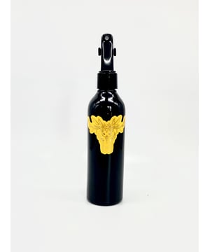 A rich and refined blend of grapefruit, lime, orange, lemon, mandarin and bergamot, with a fusion of black pepper, ginger and green tea, a woody base of sandalwood and vetiver gives a sense of expectancy; and a splash of vanilla to give a sweetness designed to bring richness and refinement, designed to refresh your day.