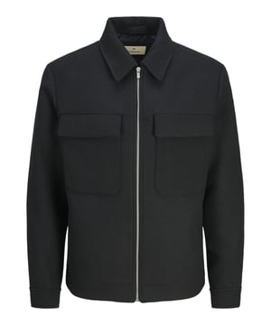 Die Jack & Jones Herren-Jacke überzeugt durch ihre funktionellen Details und den hohen Tragekomfort. Sie ist mit Ärmelbündchen mit Knopf ausgestattet, die zusätzlichen Schutz und Stil bieten. Der Fly-Away Kragen verleiht der Jacke einen modischen Akzent, während die zwei Brusttaschen praktischen Stauraum bieten. Der durchgehende Reißverschluss sorgt für einfaches An- und Ausziehen und trägt zur Winddichtigkeit der Jacke bei. Diese langärmlige Jacke ist aus hochwertigen Materialien gefertigt, die einen hohen Tragekomfort garantieren.