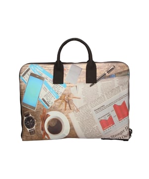 Bolso de mano unisex de doble compartimento con bandolera regulable extraíble. Exterior de piel genuina con frontal saffiano estampado, interior de neopreno con varios bolsillos. Producto artesanal