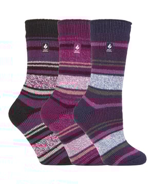 Halten Sie Ihre Füße warm und warm in diesem 3er-Pack Socken von Heat Holders. Diese Socken wurden für den Winter entwickelt und fühlen sich mit ihrem dickschichtigen, gebürsteten Innenfutter superweich an. Die Dicke dieser Socken aus weichem Thermogarn sorgt für eine leistungsstarke Isolierung gegen Kälte mit hervorragenden feuchtigkeitsableitenden Eigenschaften. Die dehnbare Konstruktion dieser Socken schmiegt sich an die natürliche Form Ihrer Füße und Beine an und sorgt so für eine bessere Passform, Wärme und Komfort. Diese Socken sind dick und voluminös mit einer beeindruckend hohen Tog-Einstufung von 2,34. Das bedeutet, dass sie mehr als 7x wärmer sind als eine einfache Baumwollsocke (0,33 tog)! Mit einer hohen Tog-Einstufung werden Ihre Füße in dieser Wintersaison von warmen und kuscheligen Zehen profitieren. Eines der wichtigsten Merkmale dieser Socken ist, dass sie mit Heat Holders langem Schlingenflor-Polster hergestellt werden, das noch mehr warme Luft näher an der Haut hält. Es trägt auch dazu bei, dass Ihre Füße den ganzen Tag über bequem und gut gestützt sind. Diese dicken, thermisch gefütterten Socken werden von einem Experten gebürstet, wodurch die Innenseite luxuriös weich wird. Dies trägt dazu bei, die Menge an warmer Luft zu maximieren, wodurch Ihre Füße länger warm bleiben! Diese Socken sind in den Damengrößen 4-8 UK, 37-42 EU, 5-8 US erhältlich. Sie sind in verschiedenen Farben erhältlich, so dass es für jede Frau einen passenden Stil gibt!