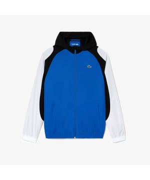 De technische capsule biedt een complete seizoensgarderobe met een sterke designidentiteit op en buiten het veld. Alle iconische stoffen van de capsule voldoen aan de huidige milieueisen met de 100% gerecyclede polyester materialen.- Regular fit: natuurlijk gemak op het lichaam- Ergonomische snit en genaaid voor een atletisch silhouet- Diamond weave taffeta- Eco verantwoorde stof : gerecycled polyester- Groene krokodillentransfer- Nieuwe LACOSTE & Crocodile tape aan de zijkanten. Ref: BH9272JKT.