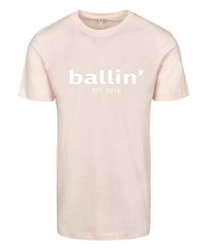 Herren-T-Shirt von der Marke Ballin Est. 2013. Diese Shirts von Ballin Est. 2013 sind aus 100% Bio-Baumwolle hergestellt und haben Regular fit. Dies ist eine etwas engere Passform. Die weiche Baumwolle sorgt für einen hohen Tragekomfort.  Modellbezeichnung: Regular Fit ShirtKategorie: Herren-T-ShirtMaterialien: Bio-BaumwolleFarbe: hellrosa