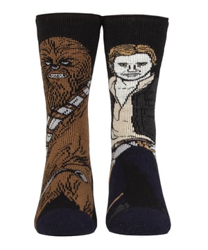 La Fuerza es fuerte con estos calcetines, y tienen el poder de mantener tus pies calientes durante los días más fríos del invierno. Estos Heat Holders de Star Wars son perfectos para cualquier Maestro Jedi o Lord Sith, ¡y están hechos para durar! Estos calcetines son suaves y gruesos, con un forro Heatweaver que les ayuda a retener el calor y mantener los pies calientes durante todo el día. Vienen con 2 personajes icónicos por par que incluyen: Darth Vader y un soldado de asalto, Han Solo y Chewbacca, R2D2 y C3PO y Luke Skywalker y Yoda. Los Heat Holders Loops producen una pila única de acolchado que retiene aún más aire caliente, estos calcetines extremos tienen un proceso de cepillado experto, haciendo que el interior no sólo sea sensacionalmente suave, sino que también ayuda a maximizar la cantidad de aire caliente retenido dentro de cada calcetín para un calor total y comodidad durante todo el día. Además, son gruesos y macizos, con una enorme clasificación de 2,34 tog, ¡son 7 veces más cálidos que un calcetín de algodón básico (0,33 tog)! Esto se debe a que se han fabricado con un hilo térmico especialmente desarrollado para proporcionar un aislamiento de alto rendimiento contra el frío. Estos calcetines vienen en 1 par por paquete con 2 personajes de Star Wars por par y están hechos de: 91% Acrílico, 5% Nylon, 3% Poliéster, 1% Elastano. Están disponibles en talla única: 6-11 UK (39-45 EUR, 7-12 US) y son lavables a máquina.