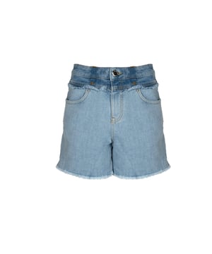 Los shorts vaqueros, abrochados con un botón logotipado y cremallera, son la elección perfecta para los amantes de los detalles estilísticos que añaden carácter a cualquier conjunto, y su practicidad hace que su uso diario sea un verdadero placer.

Con dos bolsillos delanteros y dos traseros, estos shorts ofrecen no solo un aspecto moderno, sino también funcionalidad, permitiendo el almacenamiento cómodo de esenciales pequeños, como llaves o teléfono, siempre al alcance de la mano.

Las piernas con acabados crudos añaden un toque de desenfado y relajación a los shorts, encajando perfectamente en un estilo casual que funciona tanto en la jungla urbana como en una escapada de fin de semana fuera de la ciudad.

Hechos de tela de alta calidad, garantizan no solo durabilidad y confort al llevarlos todo el día, sino también un excelente ajuste al cuerpo, lo que los hace un elemento indispensable en cualquier armario.