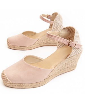 Espadrille-wedge voor dames. Comfortabele pasvorm. Gevoerde binnenzool. Antislipzool. Verstevigde stiksels. Gemaakt door andere merken voor ons merk. Ongeveer afmetingen: 7 cm hak en 2 cm platform.