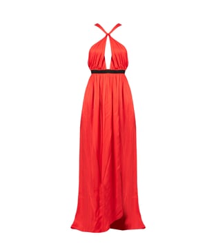 Este diseño ajustado realza bellamente la figura, proporcionando al mismo tiempo un aspecto elegante y atemporal.
Las sutiles y finas tiras añaden una sensación de ligereza al vestido, perfectas para cálidas noches de verano.
La longitud maxi es la esencia de la feminidad y la clase, haciendo que luzcas deslumbrante a cada paso.
El tejido atado en la cintura permite ajustar el ancho y resaltar la cintura, añadiendo un carácter individual al vestido.
Se abrocha con un cierre de cremallera oculto, que es casi invisible, asegurando una línea suave y un elegante acabado.
La parte inferior ligeramente acampanada da al vestido un encanto romántico y femenino, perfecto para ocasiones especiales.
En la parte frontal, la abertura decorativa es tanto práctica como sensual, permitiendo libertad de movimiento.
Hecho de tela de alta calidad, que asegura comodidad de uso durante todo el día, así como durabilidad y facilidad de mantenimiento.