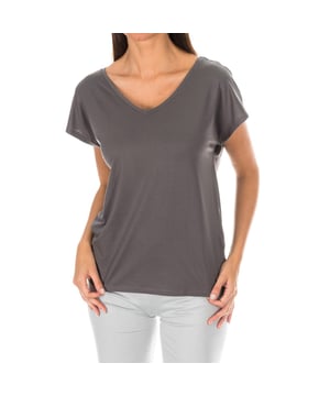 T-shirt.
 V-hals.
 Merklogo geborduurd op de voorkant onderaan.
 Comfortabele en ademende stof.
 Naden in toon zichtbaar.
 Samenstelling: 97% modal, 3% elastaan
 Onderhoud:
- Maximaal wassen op 40ºC.
 - Strijken op gemiddelde temperatuur, max. 110ºC.
 - Droger is niet toegestaan.
 - Geen bleekmiddel gebruiken.
 - Kan niet chemisch gereinigd worden.